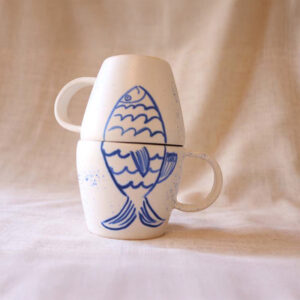 taza-ceramica-artesanal-cola-y-pez